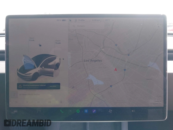 2025 Tesla Model 3 Long Range z VIN 5YJ3E1EAXSF885110, wystawiony jako IAAI lot #42400734 z przebiegiem 4 276 mil mil oraz . Historia ofert i sprzedaży dostępna na DreamBid. Obrazek 18.