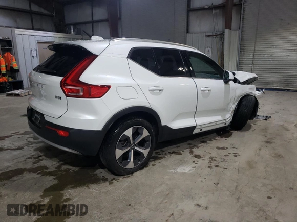 2023 Volvo XC40 Plus Bright Theme with VIN YV4L12UN0P2932870, listed as a Copart auction lot 82543304 with 21,024 mi miles and Salvage Title. Bid and sale history available at DreamBid. Image 3.