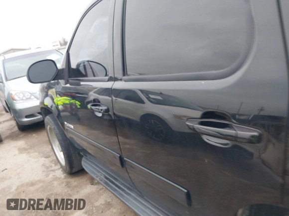 2014 GMC Yukon SLT with VIN 1GKS1CE02ER207447, listed as a IAAI auction lot 41604134 with 199,417 mi miles. Bid and sale history available at carsss.com. Image 14.