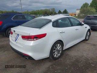 2017 Kia Optima LX z VIN 5XXGT4L38HG171236, wystawiony jako IAAI lot #42215406 z przebiegiem 83 107 mil mil oraz . Historia ofert i sprzedaży dostępna na DreamBid. Obrazek 4.