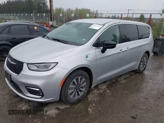 2024 Chrysler Pacifica Hybrid Select z VIN 2C4RC1S71RR141743, wystawiony jako IAAI lot #42019686 z przebiegiem 17 638 mil mil oraz . Historia ofert i sprzedaży dostępna na DreamBid. Obrazek 2.