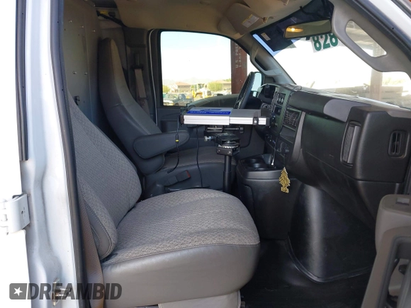2021 Chevrolet Express Cargo z VIN 1GCWGAFP1M1235250, wystawiony jako IAAI lot #42678056 z przebiegiem 46 536 mil mil oraz . Historia ofert i sprzedaży dostępna na DreamBid. Obrazek 5.