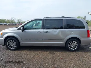 2014 Chrysler Town & Country Touring L z VIN 2C4RC1CG7ER201727, wystawiony jako IAAI lot #42163525 z przebiegiem 160 304 mil mil oraz . Historia ofert i sprzedaży dostępna na DreamBid. Obrazek 15.