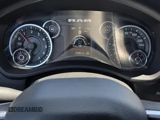 2022 Ram 2500 Big Horn z VIN 3C6UR5DJ3NG313061, wystawiony jako Copart lot #64436165 z przebiegiem 32 580 mil mil oraz Czysty tytuł • Clean title. Historia ofert i sprzedaży dostępna na DreamBid. Obrazek 8.
