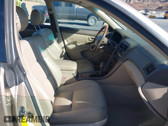 2001 Lexus ES 300 with VIN JT8BF28G215105081, listed as a IAAI auction lot 41318456 with 207,259 mi miles. Bid and sale history available at carsss.com. Image 5.