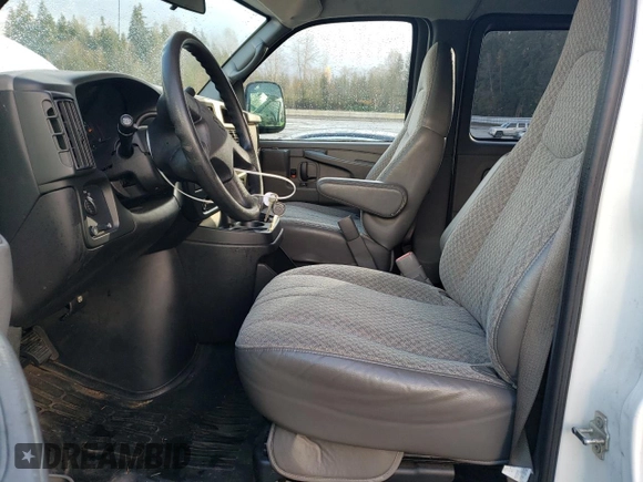 2005 Chevrolet Express Passenger with VIN 1GAHG35U551121466, listed as a Copart auction lot 80658034 with 84,598 mi miles and Salvage title. Bid and sale history available at DreamBid. Image 7.