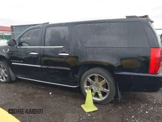 2008 Cadillac Escalade ESV z VIN 1GYFK66868R157098, wystawiony jako IAAI lot #42147341 z przebiegiem 177 624 mil mil oraz . Historia ofert i sprzedaży dostępna na DreamBid. Obrazek 14.