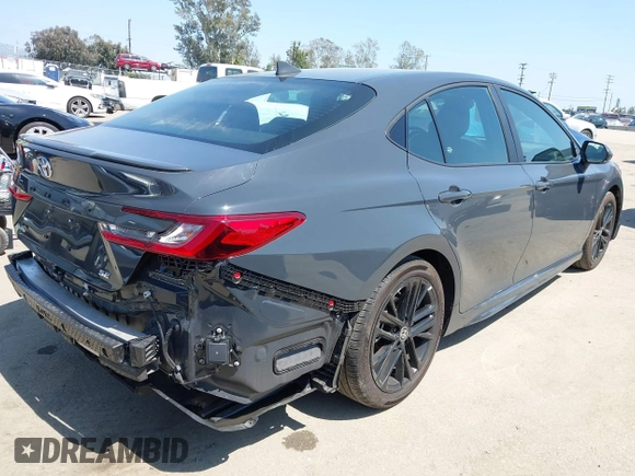 2025 Toyota Camry LE z VIN 4T1DAACK7SU531768, wystawiony jako IAAI lot #42187559 z przebiegiem 26 348 mil mil oraz . Historia ofert i sprzedaży dostępna na DreamBid. Obrazek 4.