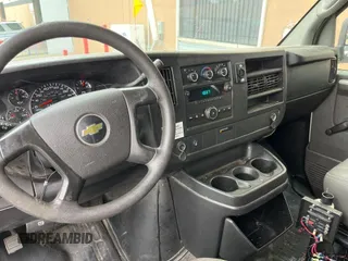 2014 Chevrolet Express Cargo z VIN 1GCSGAFX2E1160851, wystawiony jako IAAI lot #42649641 z przebiegiem 218 374 mil mil oraz . Historia ofert i sprzedaży dostępna na DreamBid. Obrazek 2.