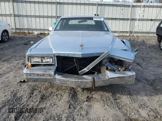 1981 Cadillac Fleetwood z VIN 1G6AB6996B9227908, wystawiony jako Copart lot #41441855 z przebiegiem 47 334 mil mil oraz Szkoda całkowita • Salvage title. Historia ofert i sprzedaży dostępna na DreamBid. Obrazek 5.