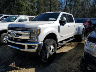 2017 Ford F-350 Lariat z VIN 1FT8W3DT8HEB38844, wystawiony jako Copart lot #45609445 z przebiegiem 213 612 mil mil oraz Szkoda całkowita • Salvage title. Historia ofert i sprzedaży dostępna na DreamBid. Obrazek 1.