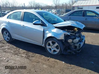 2016 Chevrolet Sonic LTZ z VIN 1G1JE5SBXG4148346, wystawiony jako IAAI lot #41865592 z przebiegiem 98 708 mil mil oraz . Historia ofert i sprzedaży dostępna na DreamBid. Obrazek 1.