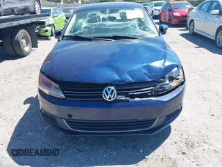 2013 Volkswagen Jetta SE z VIN 3VWDX7AJ0DM396590, wystawiony jako IAAI lot #41829922 z przebiegiem 133 356 mil mil oraz . Historia ofert i sprzedaży dostępna na DreamBid. Obrazek 6.