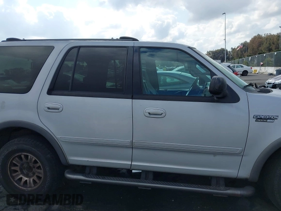 2000 Ford Expedition XLT with VIN 1FMRU1560YLC21781, listed as a IAAI auction lot 41558097 with 218,477 mi miles. Bid and sale history available at carsss.com. Image 13.