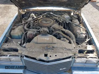 1985 Cadillac Seville z VIN 1G6KS698XFE804240, wystawiony jako IAAI lot #42125052 z przebiegiem 11 322 mil mil oraz . Historia ofert i sprzedaży dostępna na DreamBid. Obrazek 10.