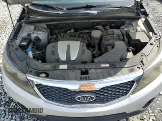 2011 Kia Sorento EX z VIN 5XYKU4A22BG043319, wystawiony jako Copart lot #55879115 z przebiegiem Nie podano mil oraz Czysty tytuł • Clean title. Historia ofert i sprzedaży dostępna na DreamBid. Obrazek 12.