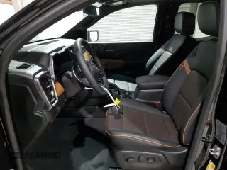2024 GMC Canyon 4WD AT4 z VIN 1GTP6DEK8R1253511, wystawiony jako Copart lot #56475835 z przebiegiem 1912 mil mil oraz Szkody całkowita. Historia ofert i sprzedaży dostępna na DreamBid. Obrazek 7.