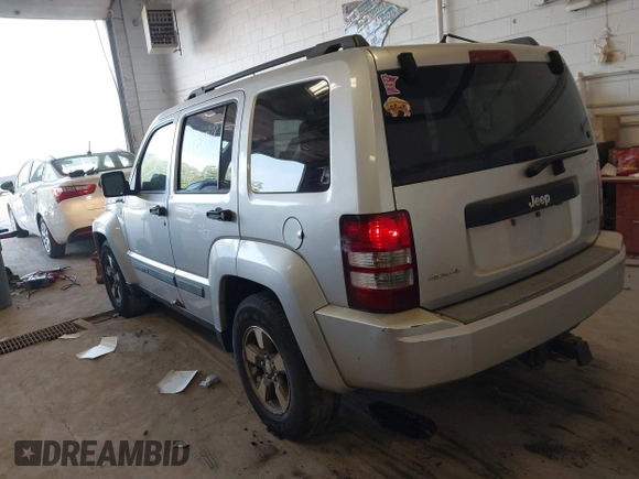 2008 Jeep Liberty Sport z VIN 1J8GN28K28W205032, wystawiony jako IAAI lot #42394818 z przebiegiem 229 088 mil mil oraz . Historia ofert i sprzedaży dostępna na DreamBid. Obrazek 3.