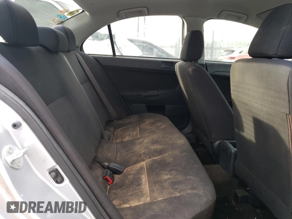 2010 Mitsubishi Lancer DE z VIN JA32U1FU2AU011815, wystawiony jako Copart lot #46727565 z przebiegiem 131 741 mil mil oraz Czysty tytuł • Clean title. Historia ofert i sprzedaży dostępna na DreamBid. Obrazek 10.