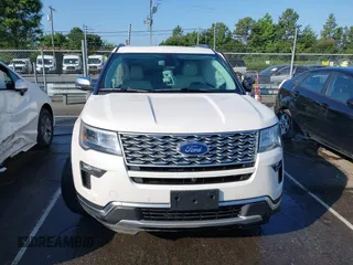 2018 Ford Explorer Platinum z VIN 1FM5K8HT8JGA01933, wystawiony jako IAAI lot #42472016 z przebiegiem 57 607 mil mil oraz . Historia ofert i sprzedaży dostępna na DreamBid. Obrazek 12.