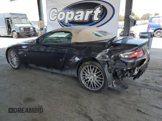 2009 Aston Martin Vantage z VIN SCFBF04CX9GD11858, wystawiony jako Copart lot #53907885 z przebiegiem 87 495 mil mil oraz Szkody całkowita. Historia ofert i sprzedaży dostępna na DreamBid. Obrazek 2.
