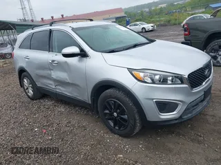 2017 Kia Sorento LX z VIN 5XYPGDA38HG231535, wystawiony jako IAAI lot #42340608 z przebiegiem 81 652 mil mil oraz . Historia ofert i sprzedaży dostępna na DreamBid. Obrazek 1.