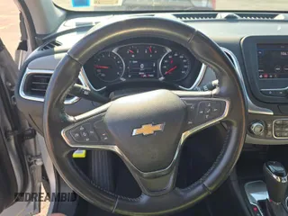 2020 Chevrolet Equinox LT z VIN 2GNAXJEV5L6230548, wystawiony jako IAAI lot #42573168 z przebiegiem 95 519 mil mil oraz . Historia ofert i sprzedaży dostępna na DreamBid. Obrazek 20.