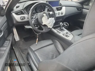 2011 BMW Z4 sDrive35i z VIN WBALM7C51BE383595, wystawiony jako Copart lot #54887695 z przebiegiem Nie podano mil oraz Szkody całkowita. Historia ofert i sprzedaży dostępna na DreamBid. Obrazek 8.