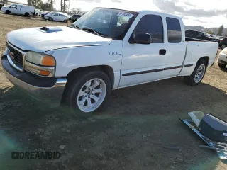 2000 GMC New Sierra 1500 SL with VIN 2GTEC19V8Y1256680, listed as a Copart auction lot 81105434 with 211,162 mi miles and Salvage Title. Bid and sale history available at carsss.com. Image 1.