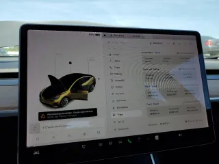 2018 Tesla Model 3 Long Range Battery z VIN 5YJ3E1EB0JF113044, wystawiony jako Copart lot #57056865 z przebiegiem 65 613 mil mil oraz Szkody całkowita. Historia ofert i sprzedaży dostępna na DreamBid. Obrazek 9.
