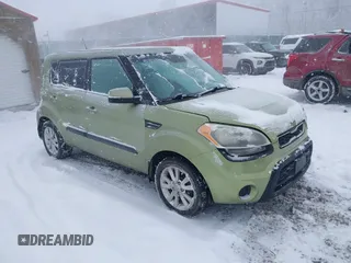 2013 Kia Soul + z VIN KNDJT2A64D7483886, wystawiony jako IAAI lot #41600505 z przebiegiem 206 426 mil mil oraz . Historia ofert i sprzedaży dostępna na DreamBid. Obrazek 1.