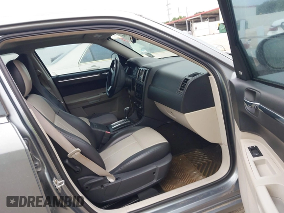 2007 Chrysler 300 Touring z VIN 2C3KA53G57H700084, wystawiony jako IAAI lot #42293480 z przebiegiem 156 839 mil mil oraz . Historia ofert i sprzedaży dostępna na DreamBid. Obrazek 5.