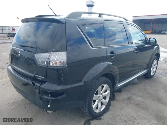 2010 Mitsubishi Outlander XLS with VIN JA4JT4AX6AZ002549, listed as a IAAI auction lot 41669290 with 136,757 mi miles. Bid and sale history available at carsss.com. Image 4.