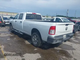 2020 Ram 2500 Tradesman z VIN 3C6UR4HL4LG266478, wystawiony jako IAAI lot #42508474 z przebiegiem 125 048 mil mil oraz . Historia ofert i sprzedaży dostępna na DreamBid. Obrazek 3.