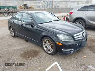 2012 Mercedes-Benz C 300 Sport z VIN WDDGF8BB9CR208314, wystawiony jako IAAI lot #42489087 z przebiegiem 117 601 mil mil oraz . Historia ofert i sprzedaży dostępna na DreamBid. Obrazek 1.