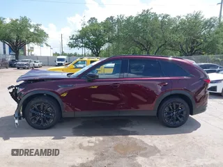 2025 Mazda CX-90 Premium Sport z VIN JM3KKCHA8S1201473, wystawiony jako IAAI lot #41954516 z przebiegiem 2 555 mil mil oraz . Historia ofert i sprzedaży dostępna na DreamBid. Obrazek 14.