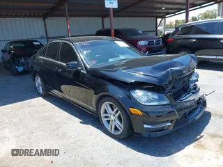 2014 Mercedes-Benz C 250 Sport z VIN WDDGF4HB1EA942687, wystawiony jako IAAI lot #42363607 z przebiegiem 98 362 mil mil oraz . Historia ofert i sprzedaży dostępna na DreamBid. Obrazek 1.