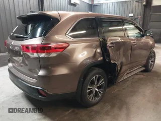 2018 Toyota Highlander LE with VIN 5TDBZRFHXJS879909, listed as a IAAI auction lot 42400961 with 35,721 mi miles and . Bid and sale history available at DreamBid. Image 4.