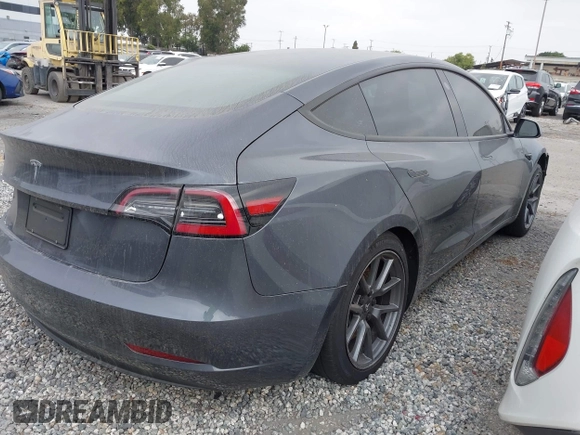2023 Tesla Model 3 z VIN 5YJ3E1EAXPF403095, wystawiony jako IAAI lot #42151764 z przebiegiem 17 872 mil mil oraz . Historia ofert i sprzedaży dostępna na DreamBid. Obrazek 4.