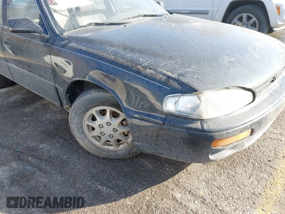 1996 Toyota Camry DX with VIN JT2BG12KXT0407961, listed as a IAAI auction lot 41511138 with 266,781 mi miles. Bid and sale history available at carsss.com. Image 6.
