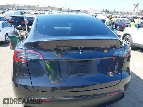 2024 Tesla Model Y z VIN 7SAYGDED4RF115252, wystawiony jako IAAI lot #42302658 z przebiegiem 7 365 mil mil oraz . Historia ofert i sprzedaży dostępna na DreamBid. Obrazek 16.