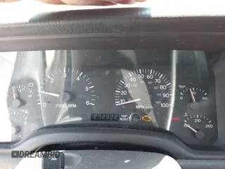 2000 Jeep Cherokee z VIN 1J4FF48S7YL129654, wystawiony jako IAAI lot #42201026 z przebiegiem 272 922 mil mil oraz . Historia ofert i sprzedaży dostępna na DreamBid. Obrazek 7.