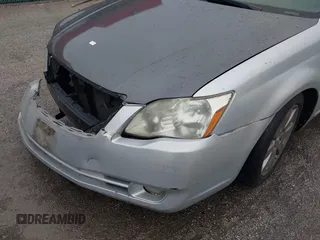 2007 Toyota Avalon XL z VIN 4T1BK36BX7U177246, wystawiony jako IAAI lot #42264311 z przebiegiem 183 324 mil mil oraz . Historia ofert i sprzedaży dostępna na DreamBid. Obrazek 6.