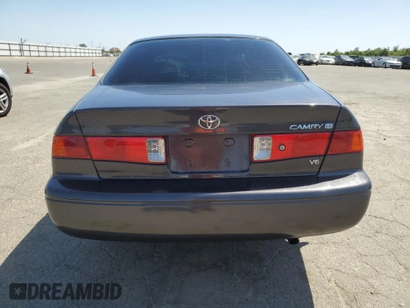 2001 Toyota Camry LE z VIN JT2BF22K010329017, wystawiony jako Copart lot #56035725 z przebiegiem 200 841 mil mil oraz Szkoda całkowita • Salvage title. Historia ofert i sprzedaży dostępna na DreamBid. Obrazek 6.