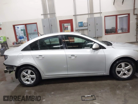 2014 Chevrolet Cruze 1LT z VIN 1G1PC5SB8E7117110, wystawiony jako IAAI lot #42224375 z przebiegiem 81 921 mil mil oraz . Historia ofert i sprzedaży dostępna na DreamBid. Obrazek 14.