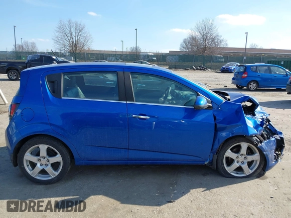 2016 Chevrolet Sonic LTZ z VIN 1G1JE6SB5G4150771, wystawiony jako IAAI lot #41662866 z przebiegiem 101 476 mil mil oraz . Historia ofert i sprzedaży dostępna na DreamBid. Obrazek 13.