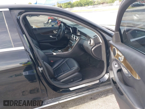 2018 Mercedes-Benz C 300 z VIN 55SWF4KB8JU251817, wystawiony jako IAAI lot #42482900 z przebiegiem 76 248 mil mil oraz . Historia ofert i sprzedaży dostępna na DreamBid. Obrazek 5.