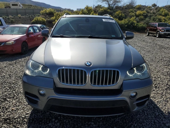 2013 BMW X5 xDrive35i z VIN 5UXZV4C59D0E01402, wystawiony jako Copart lot #55064725 z przebiegiem 108 373 mil mil oraz Szkody całkowita. Historia ofert i sprzedaży dostępna na DreamBid. Obrazek 5.