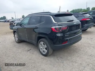 2022 Jeep Compass Latitude z VIN 3C4NJDBB3NT113332, wystawiony jako IAAI lot #42452658 z przebiegiem 43 430 mil mil oraz . Historia ofert i sprzedaży dostępna na DreamBid. Obrazek 3.
