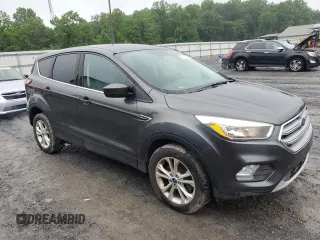 2017 Ford Escape SE z VIN 1FMCU9GD4HUE68604, wystawiony jako Copart lot #61170775 z przebiegiem 152 286 mil mil oraz Czysty tytuł • Clean title. Historia ofert i sprzedaży dostępna na DreamBid. Obrazek 4.